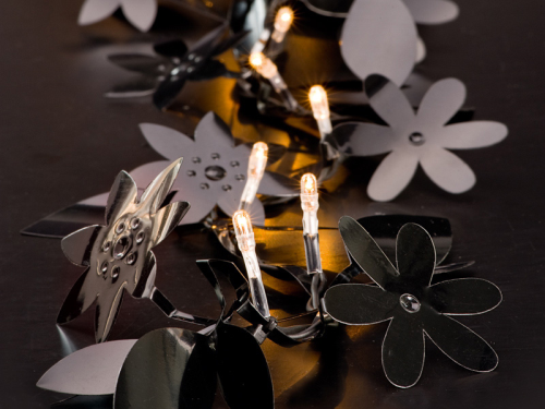 Blumenkette, schwarz - ergibt spannende moderne Gestaltungseffekte durch gestanzte Folienelemente